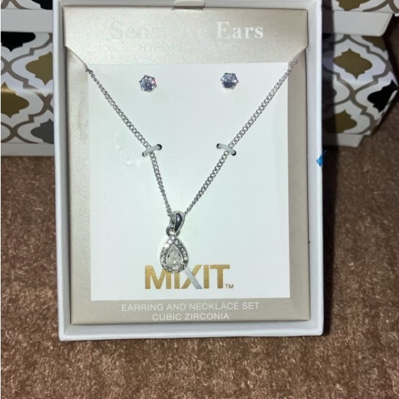 Matching set - Picture 3 of 3